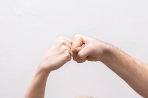 話題の診断！『あなたはどんな拳の握り方？』→拳の握り方でわかるあなたの性格とは・・？