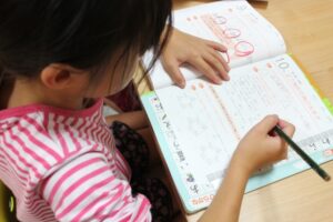 これは酷い問題文だ！　娘の宿題を見ていたら目を疑う問題文の表現があった・・侮辱するのもいい加減にしろよ！