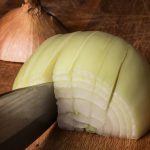 今までで一番効果があった!「玉ねぎ切る時に涙が出ない裏ワザ」根拠にも納得!