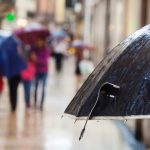 雨が降ると決まって散歩に出かけるおばあちゃん・・その理由に泣けてくる!