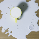 牛乳をぶちまけて泣く長男と隣で笑う次男。この惨状になぜか喜ぶ母親。→なぜなら・・・