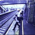 思い悩んだ男性が列車に飛び込もうとした時、違和感に気づいた女性が・・・!衝撃的な動画がこちら。