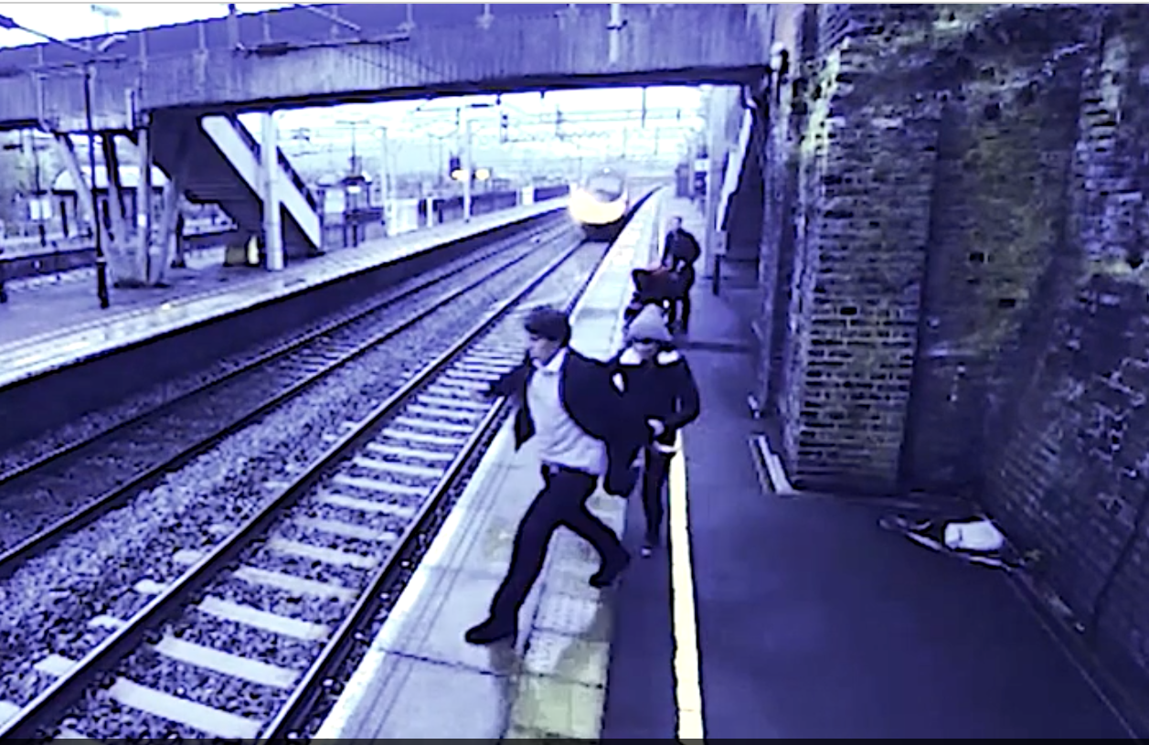 思い悩んだ男性が列車に飛び込もうとした時、違和感に気づいた女性が・・・！衝撃的な動画がこちら。