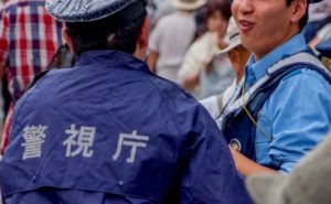 突然家に訪問してきた警察官と名乗る男。怪しんでいたら驚くべき発言をしてきて・・・