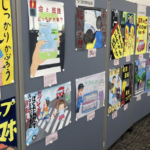 この訴求力ハンパない!・・弟の夏休みの宿題の交通安全のポスター → インパクトあり過ぎて恐怖すら感じる!