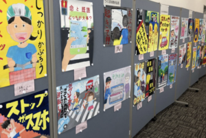 この訴求力ハンパない！・・弟の夏休みの宿題の交通安全のポスター　→ インパクトあり過ぎて恐怖すら感じる！