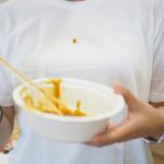 白いシャツについたカレーのシミ、、こんなに簡単にのける事が出来たなんて・・!!→さすがは地元インド人の知恵