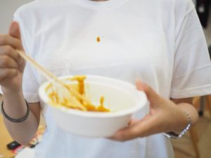 白いシャツについたカレーのシミ、、こんなに簡単にのける事が出来たなんて・・！！→さすがは地元インド人の知恵