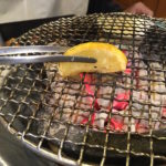 焼肉通が教える!!肉を焼く前にレモンを網に塗ると・・・ライフハックに「やめられない」「マジで試した方がいい!」