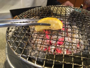 焼肉通が教える！！肉を焼く前にレモンを網に塗ると・・・ライフハックに「やめられない」「マジで試した方がいい！」