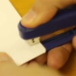 え、凄い・・!厚手の紙束でもホッチキスで綺麗に留める裏ワザが目から鱗!!