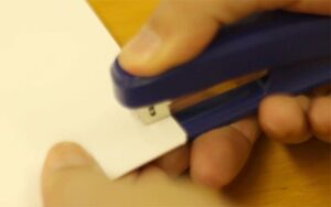 え、凄い・・！厚手の紙束でもホッチキスで綺麗に留める裏ワザが目から鱗！！
