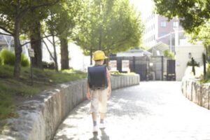 学校の成績は破滅的・・先生には度々注意を受けるが、母親は息子を守り続けた。すると30年後・・・