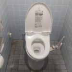 急な腹痛に襲われトイレに駆け込んだらトイレットペーパーがなくてパニックになっていると、後から入ってきたいかにもヤンキーっぽいお兄さんが話しかけてきて・・・