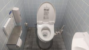 急な腹痛に襲われトイレに駆け込んだらトイレットペーパーがなくてパニックになっていると、後から入ってきたいかにもヤンキーっぽいお兄さんが話しかけてきて・・・