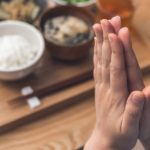 「いただきます!」と言って食べ始めたら、女子数人に笑われた!→その理由を知って開いた口が塞がらなかった!