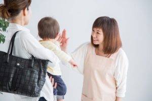 仕事で子供の迎えが遅くなったママ。→これに対し、幼稚園の先生が・・・えっ？
