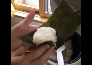 目から鱗！『手も汚れない、ラップ要らず、簡単スピーディ！』なおにぎりが凄すぎる！令和のおにぎり！