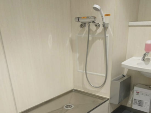 多機能トイレに隣接した見慣れないトイレ。このトイレの用途を聞いて感動した・・・。ぜひ広まって欲しい！