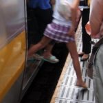 4歳の女の子が電車とホームの間に落ちてしまった。しかし『あるもの』が女の子を救ってくれた!!