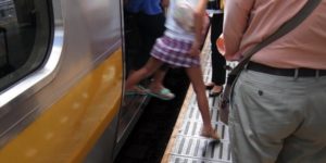 ４歳の女の子が電車とホームの間に落ちてしまった。しかし『あるもの』が女の子を救ってくれた！！