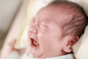 夜泣きし始めた息子の声を聞いて、あやそうとする奥さんを止め隣の部屋へ連れて行った旦那さん。様子を見に行くと、飛び込んできた光景に目を見開いた・・・