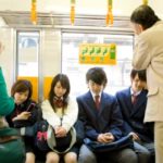 電車のドア付近に立っているとおじいさんから「大女がいると(画面が)邪魔で見えん」と言われ、移動しようと動いたらおばあさんが『こんな一言で』反論!!心が救われた・・・