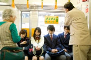 電車のドア付近に立っているとおじいさんから「大女がいると(画面が)邪魔で見えん」と言われ、移動しようと動いたらおばあさんが『こんな一言で』反論！！心が救われた・・・
