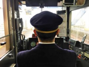 車内トラブルにより遅延のアナウンスが流れた。ピリついた車内に響く、車掌さんの言葉が一言・・・「思わず耳を疑った」