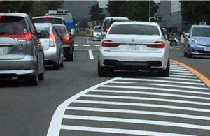 覚えておかないと危険！ゼブラゾーンは走行OK？間違った認識の人が多いって知ってましたか？