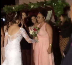 ブーケトスのお花を投げずに親友に手渡した花嫁。そして親友はこの直後、絶叫することになる・・・