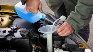 意外と知られていない・・・。ウォッシャー液の代わりに水を入れてはダメな理由！！知らないと大変なことになる危険も！