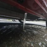 ぜひ覚えておいて!!意外と知られていない『車の中が浸水した時の水抜き方法』