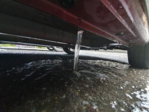 ぜひ覚えておいて！！意外と知られていない『車の中が浸水した時の水抜き方法』