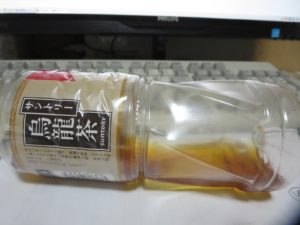 熱帯夜の中、水分補給のためおいておいた飲みかけのペットボトル。→数時間後、再度飲んだら男性の末路が・・・