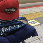 車椅子に乗った男の子が満員電車で泣いていた。それを見て知らないおじさんが信じられない行動に出た・・・!