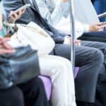 電車に片腕のない女性が乗車。それを見た女の子が「お母さん、なんであの人は手ないん?」→お母さんの回答にハッとさせられる・・・。