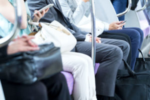 電車に片腕のない女性が乗車。それを見た女の子が「お母さん、なんであの人は手ないん？」→お母さんの回答にハッとさせられる・・・。