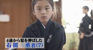 ４歳から３年もの間、髪を切らなかった男の子。その理由を知って涙せずにはいられない・・・。こんなかっこいい７歳みたことない・・・。