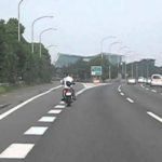 高速道路で『逆走』を始めた一台のバイク。しかしなぜかこの行動に賞賛の嵐!その理由が・・・