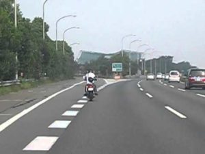 高速道路で『逆走』を始めた一台のバイク。しかしなぜかこの行動に賞賛の嵐！その理由が・・・