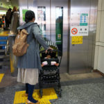 知らないおじさんが突然「最近の母親は楽しすぎ。ベビーカーじゃなくておんぶ紐を使え!」と言ってきた。これを聞いたおじさんの奥様が反撃。