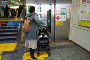 知らないおじさんが突然「最近の母親は楽しすぎ。ベビーカーじゃなくておんぶ紐を使え！」と言ってきた。これを聞いたおじさんの奥様が反撃。