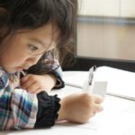どうしても字の書き方を知りたいという4歳の娘。毎晩教えているとある日保育園から電話がかかってきて・・・真相に涙が止まらなかった