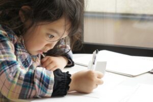 どうしても字の書き方を知りたいという４歳の娘。毎晩教えているとある日保育園から電話がかかってきて・・・真相に涙が止まらなかった