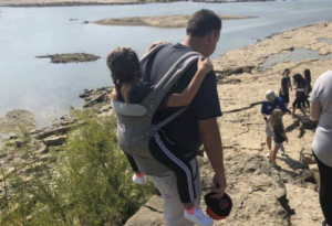 『私が背負います！』と歩けない生徒をおんぶして遠足に連れて行った先生。