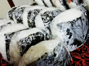 台風時、避難前にひたすらおにぎりを握り続ける彼女。「そんなに握らなくても大丈夫だよ」というと・・・