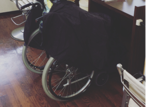 カットしてもらっていたら美容院に帽子を深くかぶった女の子が来店。美容師さんの対応に涙が溢れる・・・