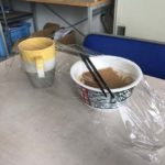 「救急車が出動して行った後の食堂」と投稿された1枚の写真。この意味を知って言葉が出ない・・・。