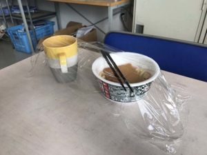 「救急車が出動して行った後の食堂」と投稿された１枚の写真。この意味を知って言葉が出ない・・・。